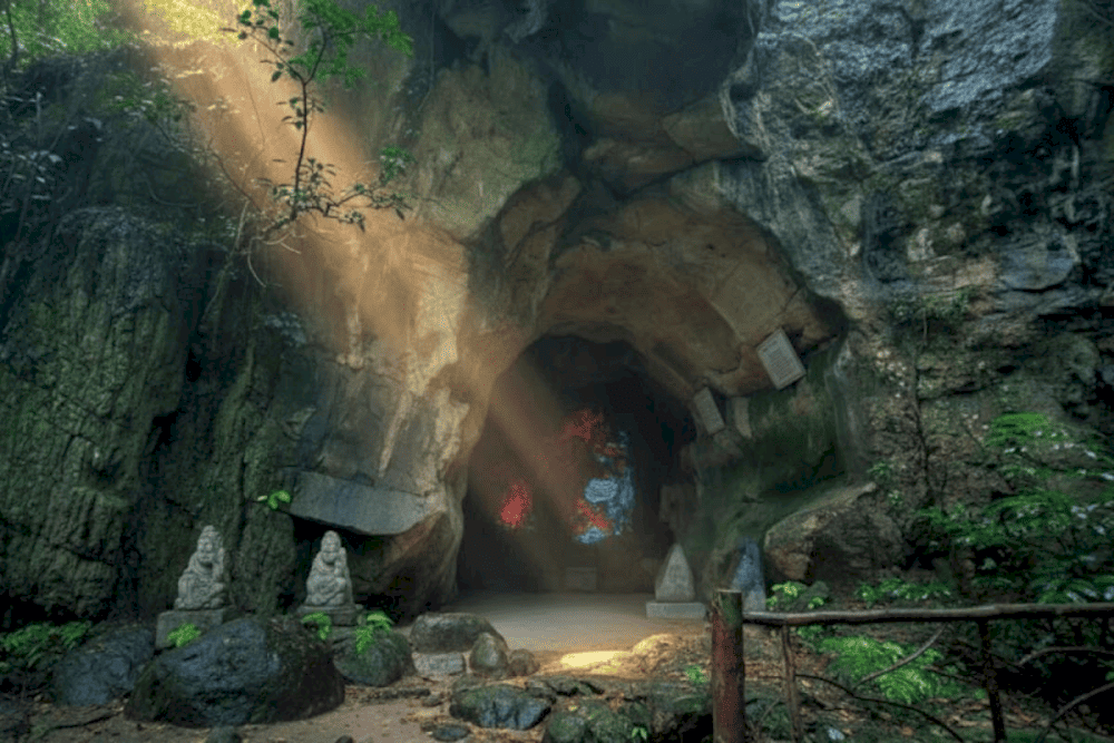 Hang Mắt Rồng nằm trong danh s&aacute;ch &ldquo;13 điểm đến đ&aacute;ng kh&aacute;m ph&aacute; nhất ở Nghệ An&rdquo;